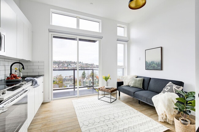 Building Photo - Lake View