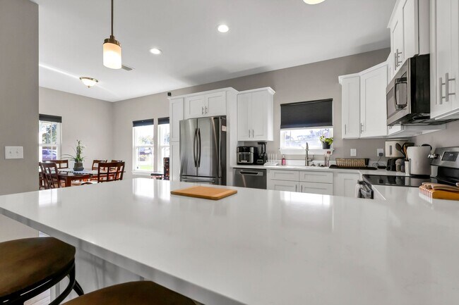 Building Photo - Solar Panel Home in East Navarre!