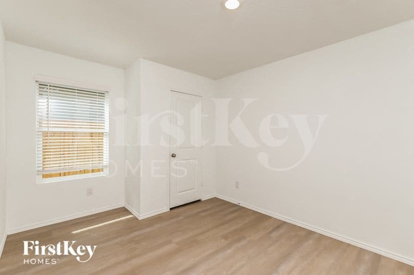 Building Photo - 10610 McClintock Dr