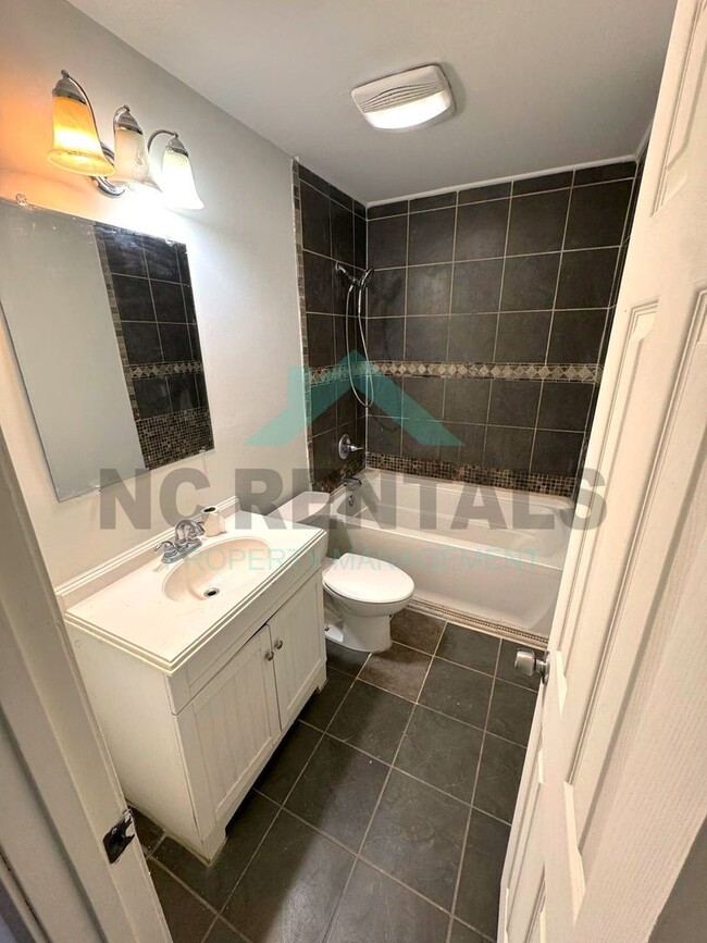 Building Photo - NEWLY RENOVATED! Spacious 6-Bedroom, 2-Bat...