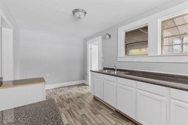 Building Photo - Newly Renovated 3 Bedroom 1 Bath Home w/ C...