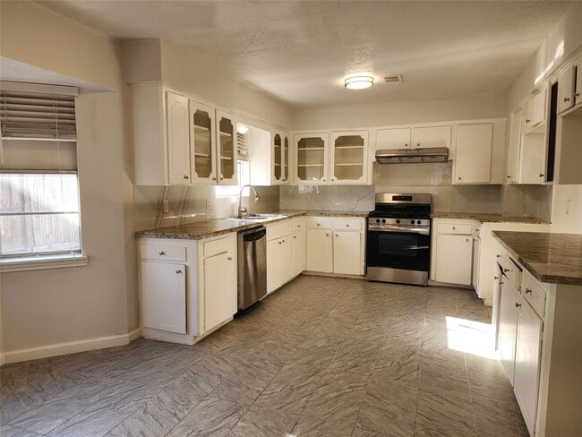 Building Photo - 8531 Hiawatha Dr