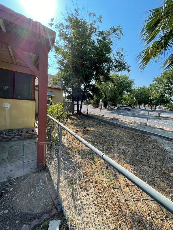 Building Photo - 939 Chinowth St