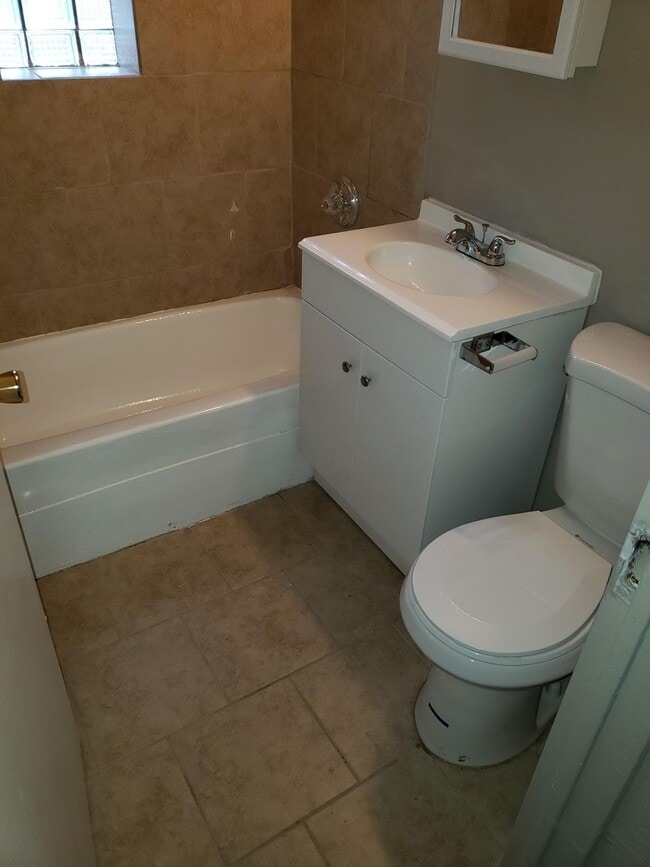 Building Photo - SPACIOUS HOME -  4 bedroom 2 bathroom - Se...