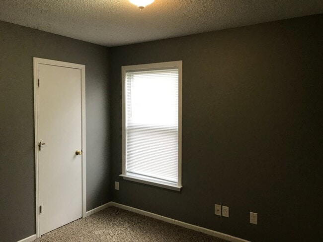 Building Photo - Franklin IN - 4 BR home