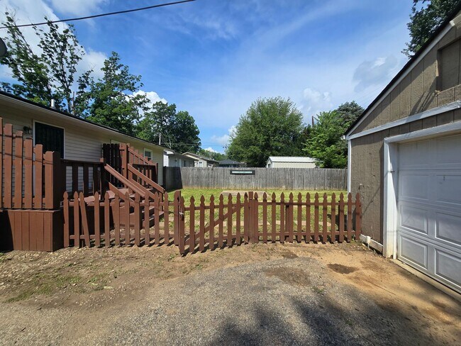 Building Photo - YOU CAN STOP YOUR SEARCH! Jeffersontown / Jtown Rental with 3 Bedrooms, 1 Full Baths, Ranch, 1 Ca...