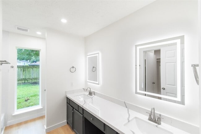 Building Photo - 15707 Amapola Dr