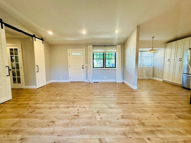 Building Photo - Beautiful Remodeled 2bd Home w/Laundry, Pr...