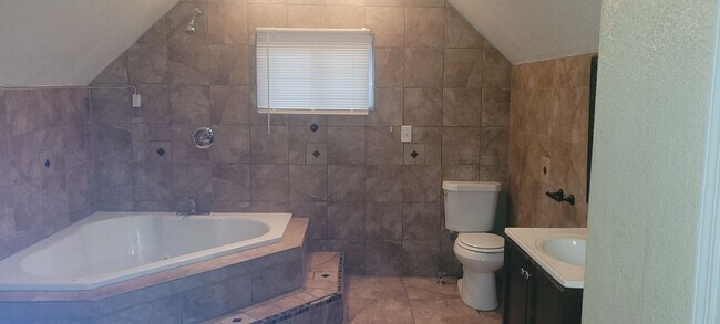 Building Photo - Lovely 3 Bedroom 2 Bath