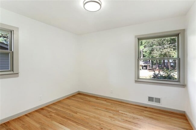 Building Photo - 1995 Commodore Ln