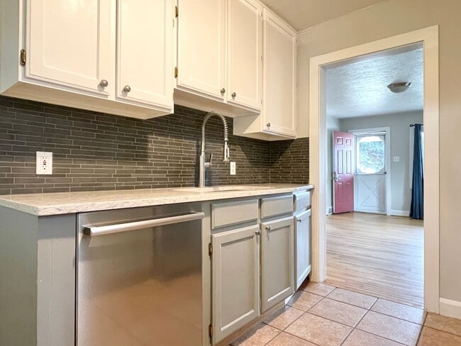 Building Photo - Darling Updated Cottage Near Liberty Park!