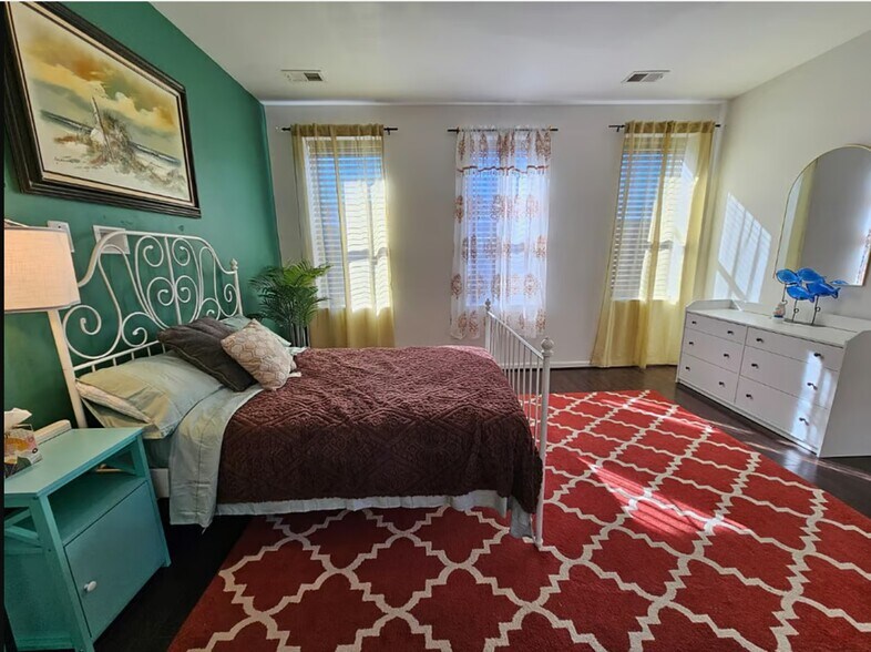 Building Photo - 2517 Saint Paul St