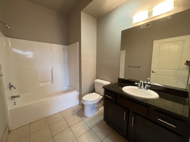 Building Photo - 2 BEDROOM 2 BATH SPACIOUS, OPEN FLOOR