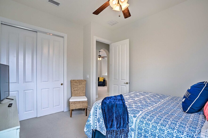 Building Photo - 6096 Dogleg Dr