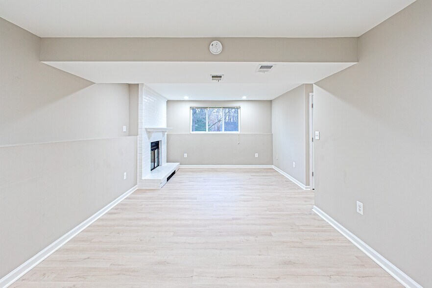 Building Photo - 9705 Locust Hill Dr