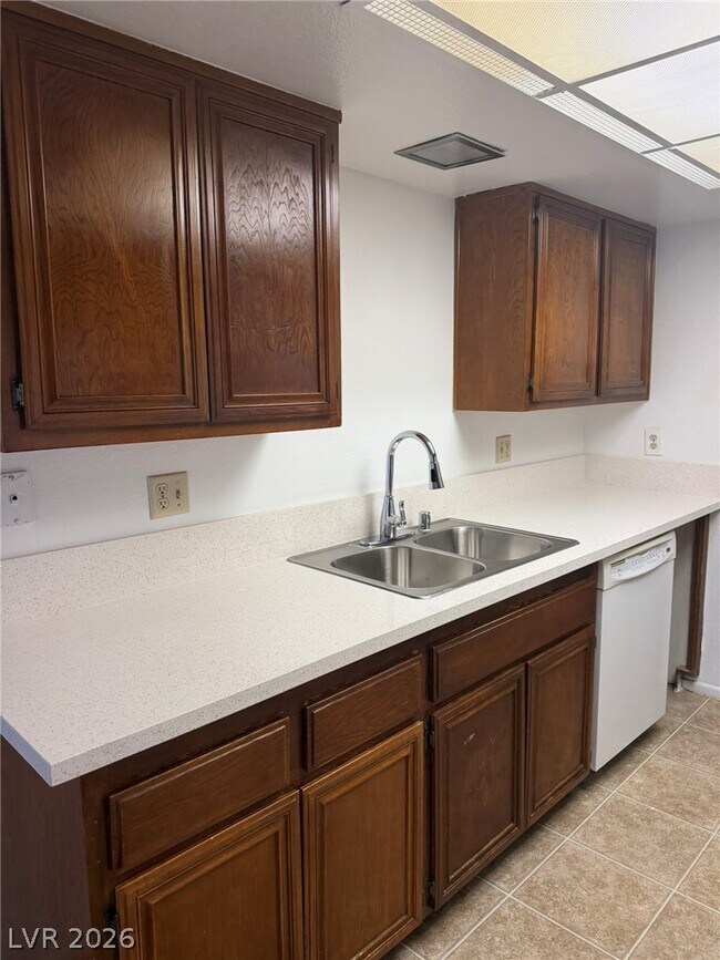 Building Photo - 2119 Pine Breeze Ln