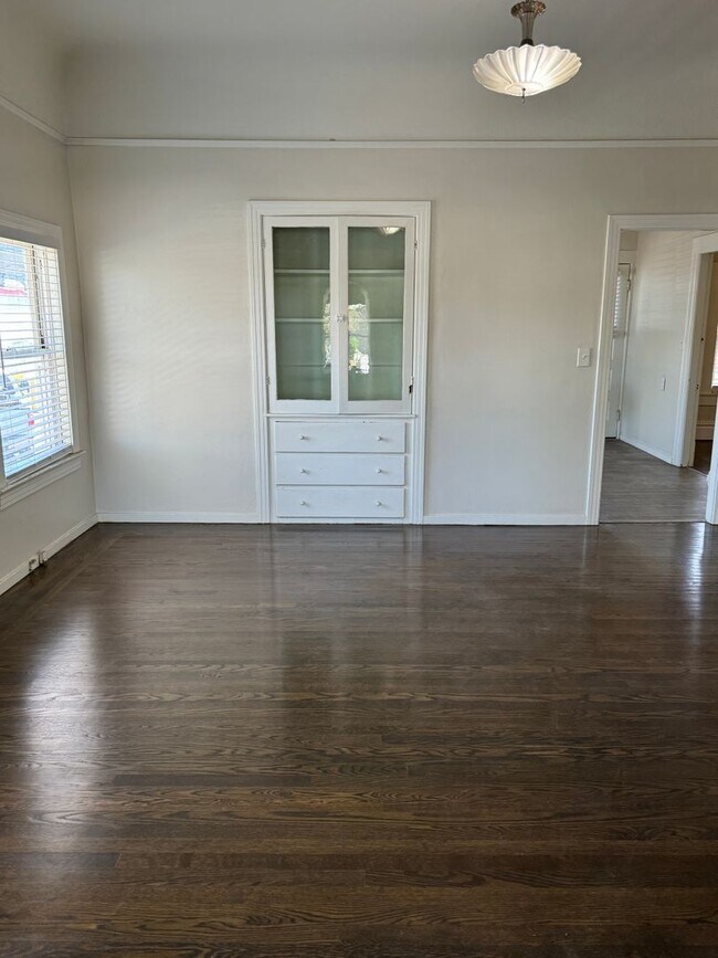 Building Photo - Remodeled 2bed/2bath HOME IN MIDTOWN! CENT...