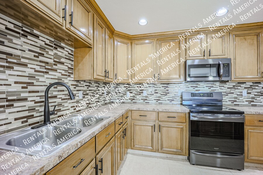 Building Photo - 614 N 74th St