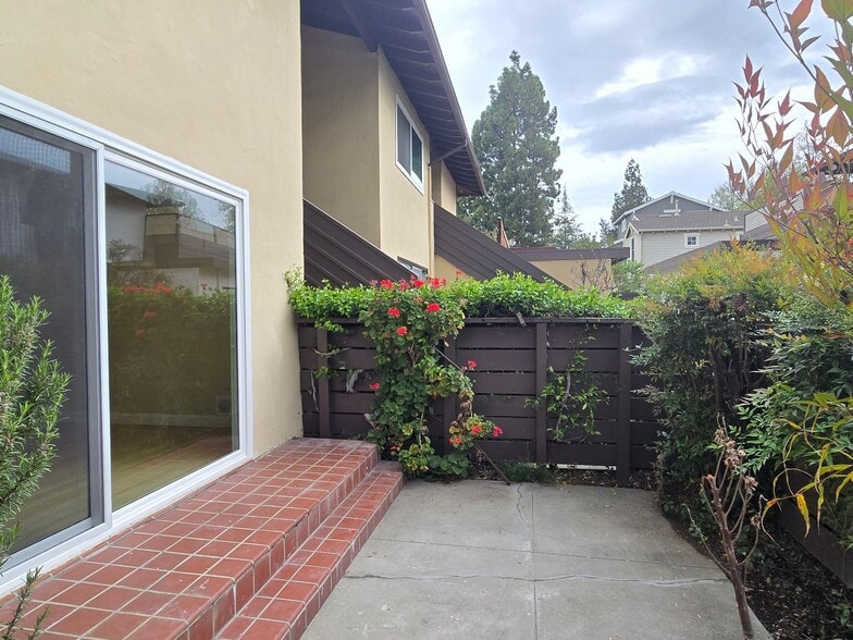 Building Photo - 280 Waverley St