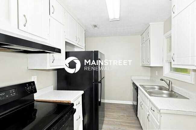 Building Photo - 3 Bedroom Pet-Friendly Home in Jonesboro, GA with Main Street Renewal