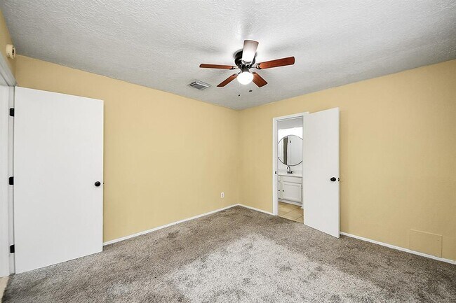 Building Photo - 2614 Village Cir Dr
