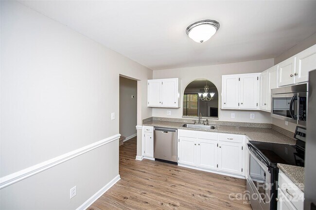 Building Photo - 8225 Pineville-Matthews Rd