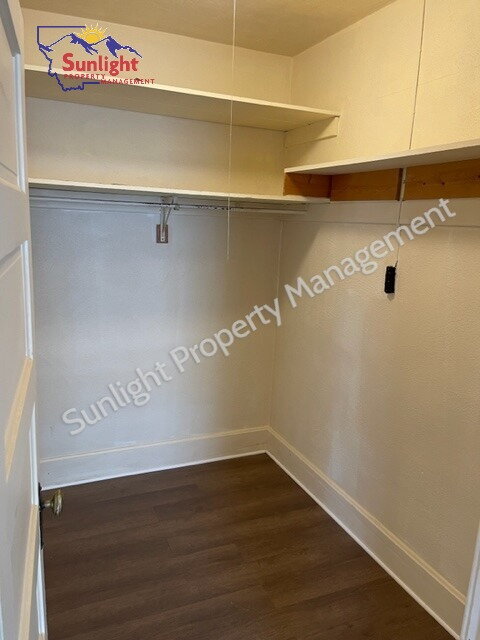 Building Photo - Charming 1 Bed 1 Bath End Unit Apartment