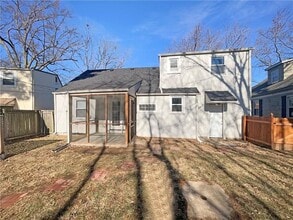 Building Photo - 715 E 72 Terrace