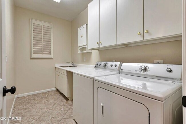 Building Photo - 6132 W Morrow Dr