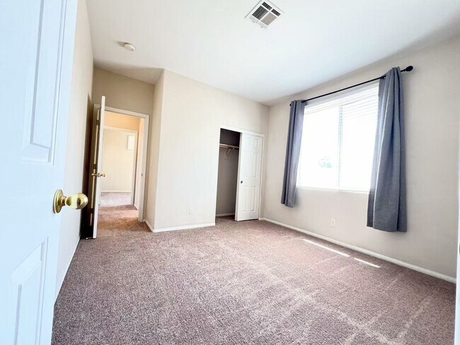 Building Photo - Wonderfully two-story single-family property