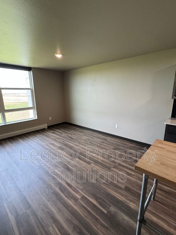 Building Photo - 226 E Greenfield Ln