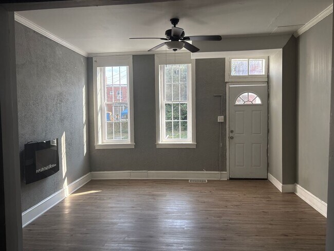 Building Photo - 2-3 Bedroom 1 Bath House-York City SD