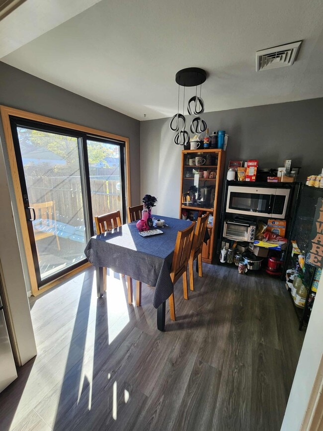 Building Photo - 510 Delafield Ave