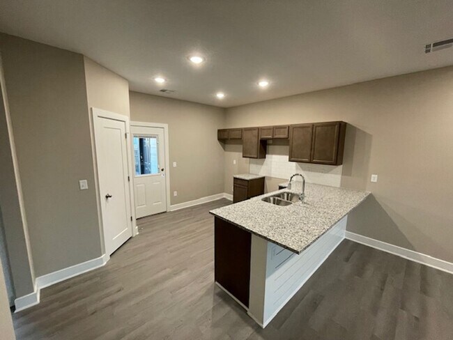 Building Photo - 9208/10 E Wassall