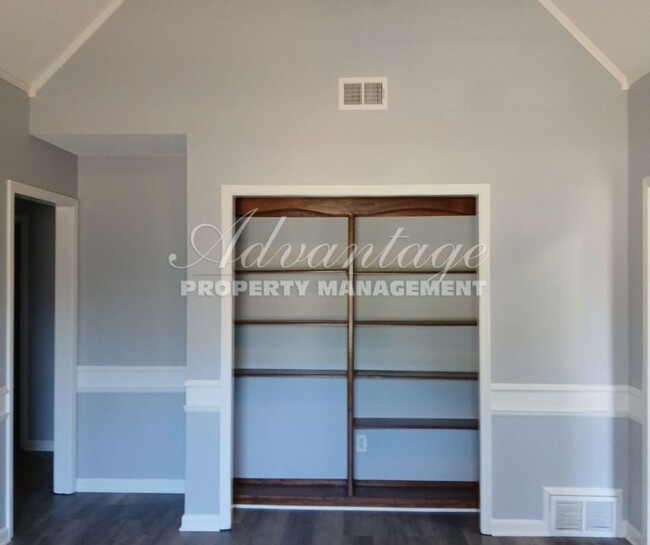 Building Photo - 1/2 OFF The 1st Month's Rent | Exquisite F...