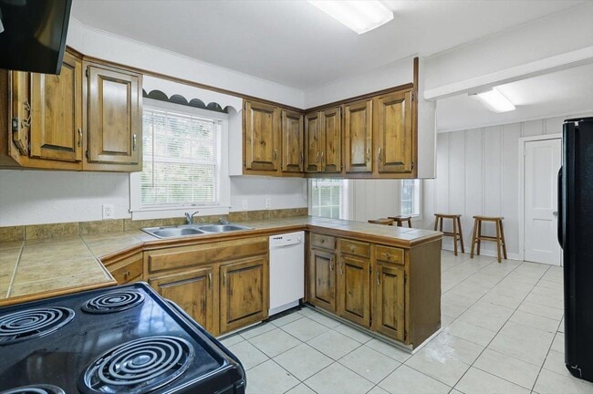 Building Photo - 211 W Lakeview Dr