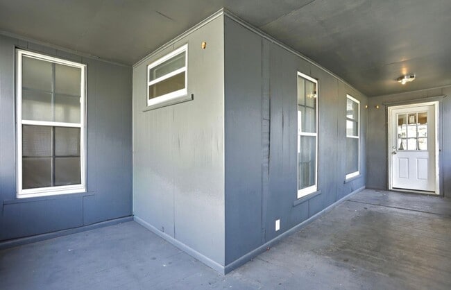 Building Photo - Sunny 2BR Home on South Bond with Sunroom + Extra Storage!