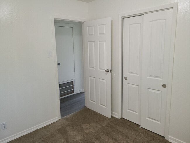Building Photo - 4406 Desert View Dr