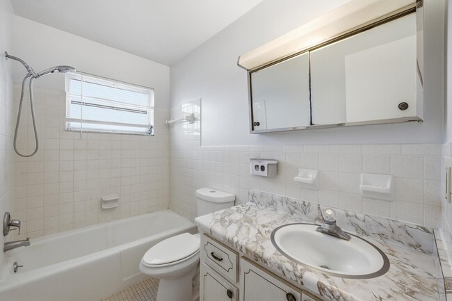 Building Photo - 410 W Palm St