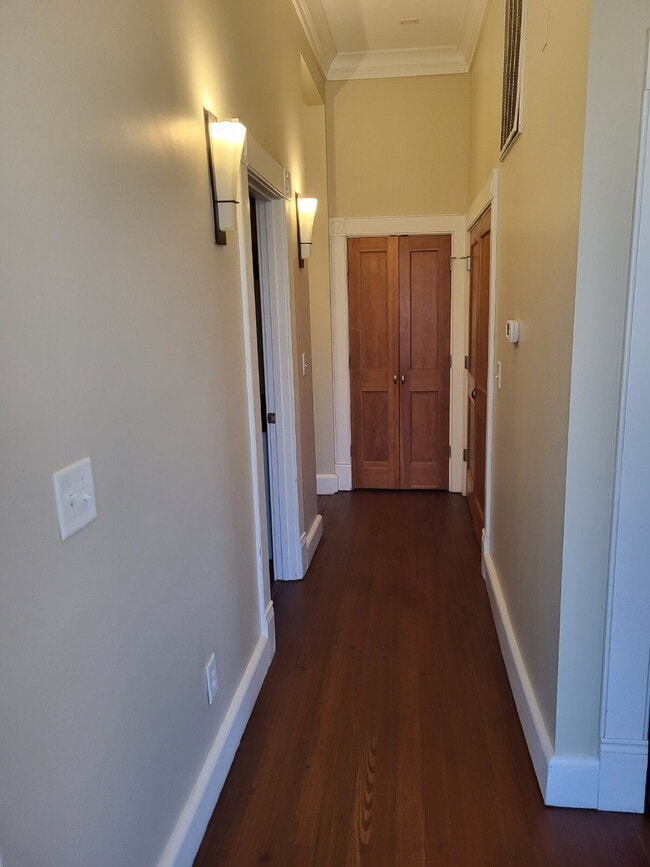 Building Photo - "Spacious 2-Bedroom Retreat with Hardwood ...