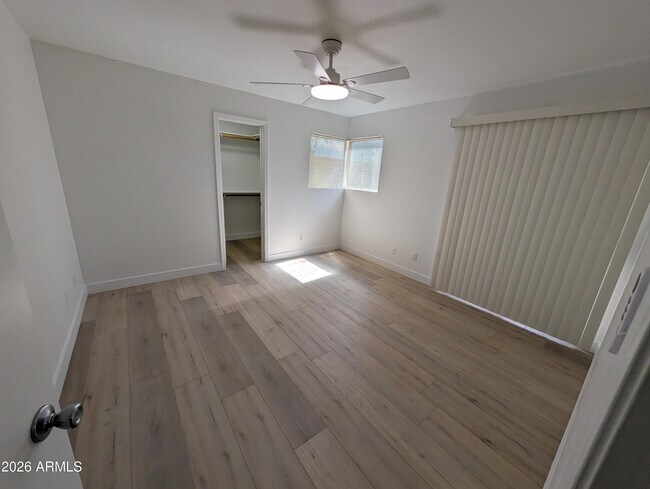 Building Photo - 1880 E Morten Ave