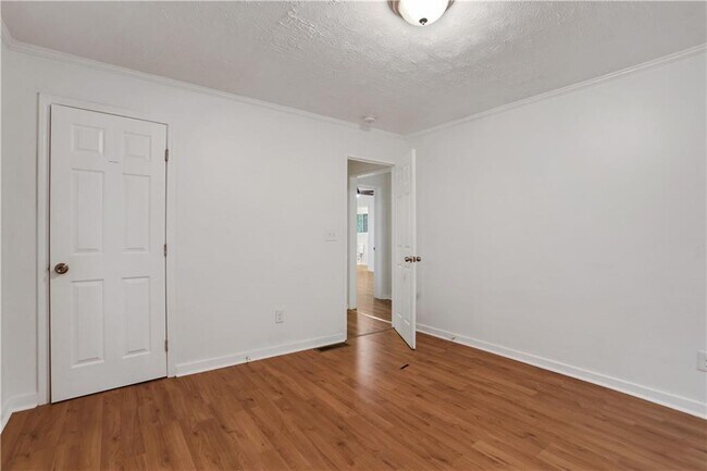 Building Photo - 1367 Kenilworth Dr SW