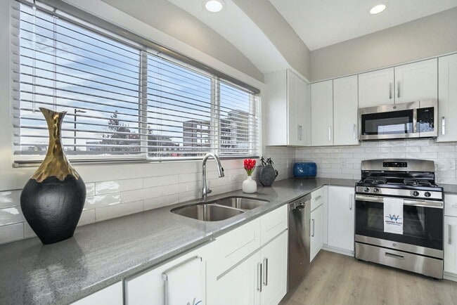 Building Photo - Downtown Muskegon Townhome