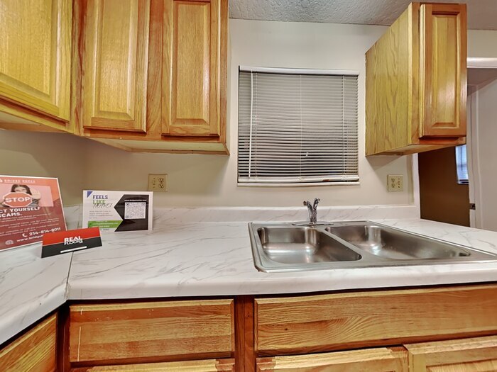 Building Photo - 7593 Sharbeth Dr S