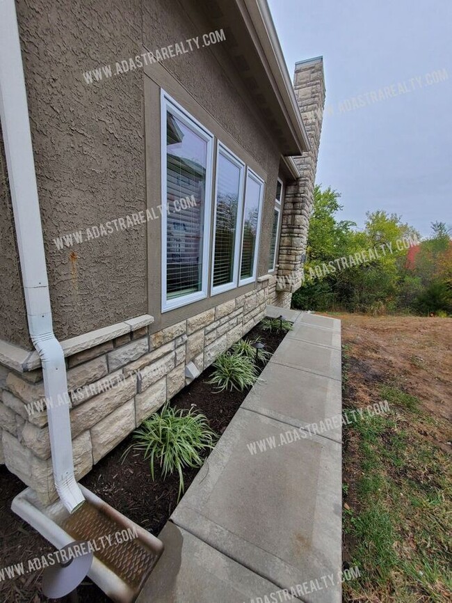 Building Photo - Beautiful and Spacious Olathe Townhome-Ava...