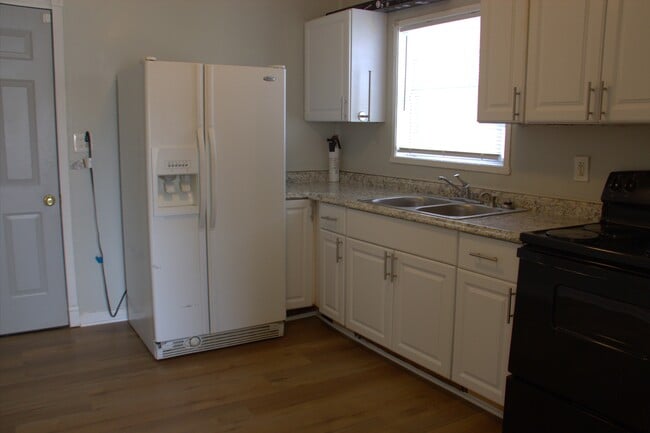 Building Photo - 1709 Oakwood Ave NE