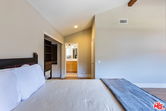 Building Photo - 1541 Palisades Dr