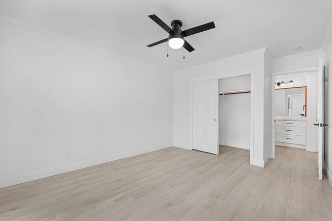 Building Photo - Walking distance to Wood side Plaza, Redwo...
