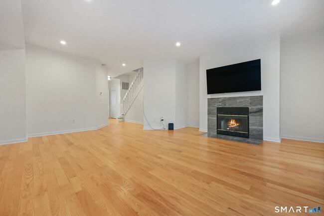 Building Photo - 132 Hope St