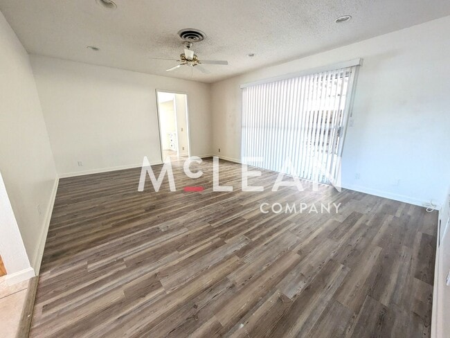 Building Photo - Pet Friendly Three Bedroom Home in Beautif...